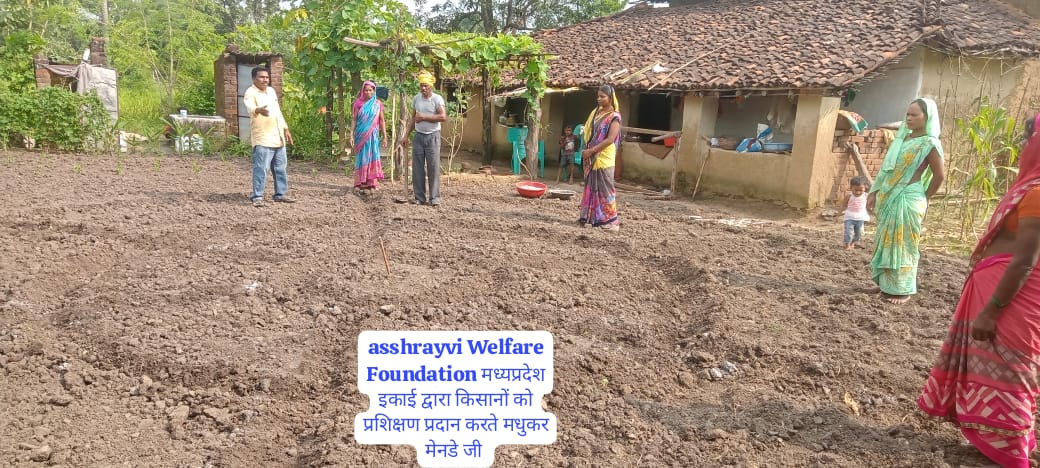 मध्यप्रदेश इकाई द्वारा आयोजित कार्यक्रम में किसानों को प्रशिक्षण देते हुए श्री मधुकर मेनडे